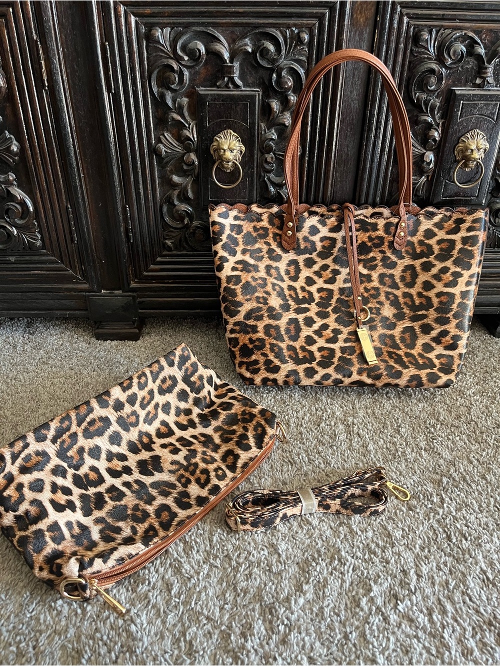 Leopard Print faux leather Tote Bag handbag gold hardware and  zipper closure